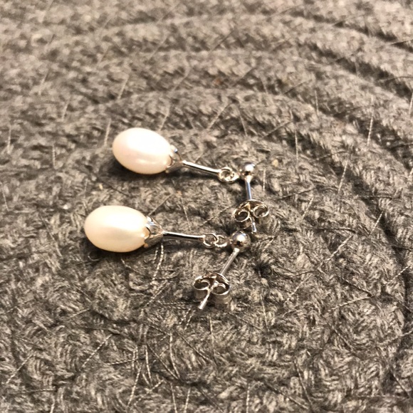 Sterling silver and fresh water pearl stud earrings - Picture 3 of 3